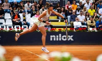 Bia Haddad Maia sacando em Roland Garros