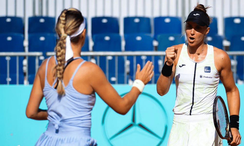 Bia Haddad enquanto vibra com Azarenka em partida no WTA 1000 de Madrid