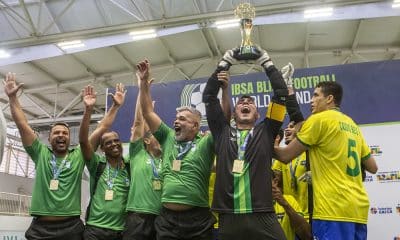 Na imagem, jogadores e comissão do Brasil levantando a taça de campeão do Grand Prix de Futcegos.