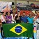 Atletas e membros da comissão posam com medalhas e uma bandeira do Brasil Aberto Dominicano de taekwondo