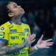 Bruna de Paula enquanto olha para o céu em jogo do Metz contra o Hungaria na Champions League de handebol feminino