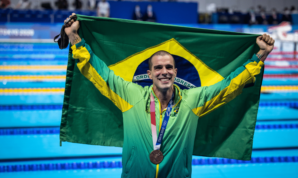 Bruno Fratus com a medalha de bronze da natação nos Jogos Olímpicos de Tóquio 2020