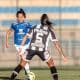 Em jogo do Brasileiro Feminino ao vivo, jogadora do cruzeiro conduz a bola enquanto é marcada por atleta do Santos