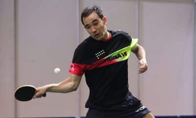 Na imagem, Hugo Calderano rebatendo a bolinha com sua raquete.