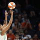 Damiris Dantas enquanto arremessa bola de basquete na WNBA. Ela é a nova jogadora do Fuerza Regia, do México