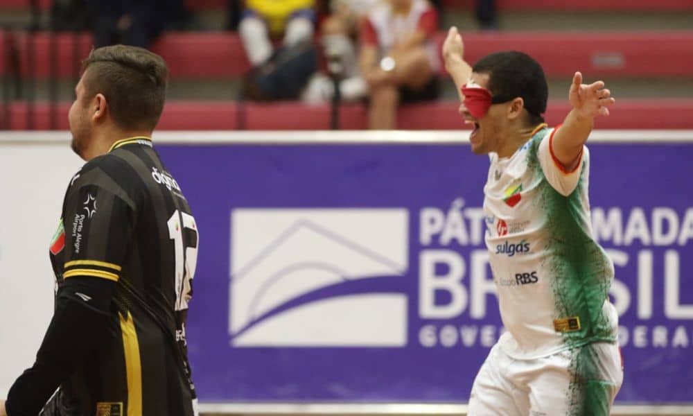 Leonardo corre com os braços abertos na comemoração de seu gol na final de 2022. Um pouco à frente dele, o chamador Matheus Benelli (Renan Cacioli/ CBDV)