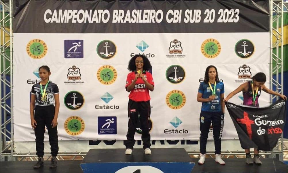 Um dos pódios do Brasileiro Interclubes Sub-20 de wrestling, onde o Sesi foi o grande destaque (Reprodução/Instagram/@dudakeysluta)