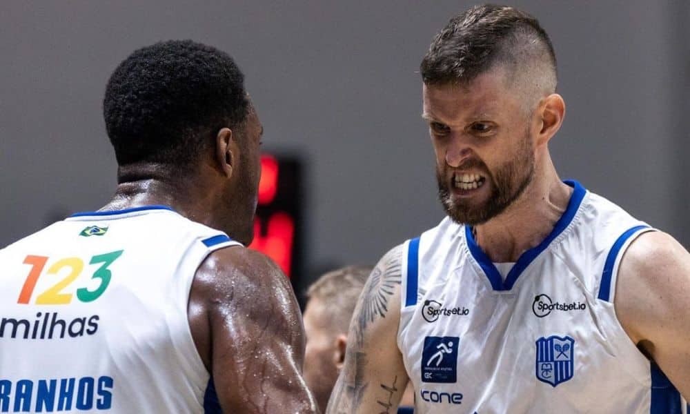 Comemoração dos jogadores do Minas, Renan Lenz e Paranhos, na vitória sobre o Paulistano pelas quartas de final do NBB (Hedgard Moraes/MTC)