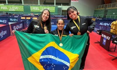Jennyfer Parinos, Cátia Oliveira e Bruna Alexandre com as medalhas das disputas individuais do Aberto Paralímpico da Eslovênia (Divulgação/CBTM)