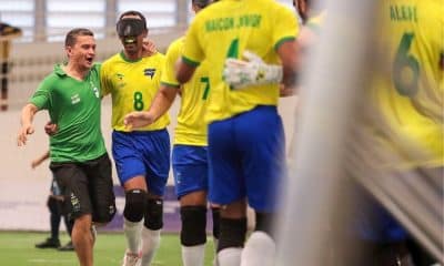 Nonato é abraçado por companheiros da Seleção após marcar um de seus gols (Foto: Alessandra Cabral/CPB)