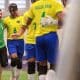 Nonato é abraçado por companheiros da Seleção após marcar um de seus gols (Foto: Alessandra Cabral/CPB)