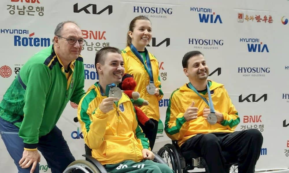 Bruno, Jéssica e Alexandre exibem suas medalhas de prata, acompanhados pelo técnico alemão Uwe Knapp (Foto: Divulgação/CPB)