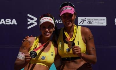 Duda e Ana Patrícia posam com medalhas do Circuito Brasileiro de Vôlei de praia de Campo Grande