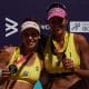 Duda e Ana Patrícia posam com medalhas do Circuito Brasileiro de Vôlei de praia de Campo Grande