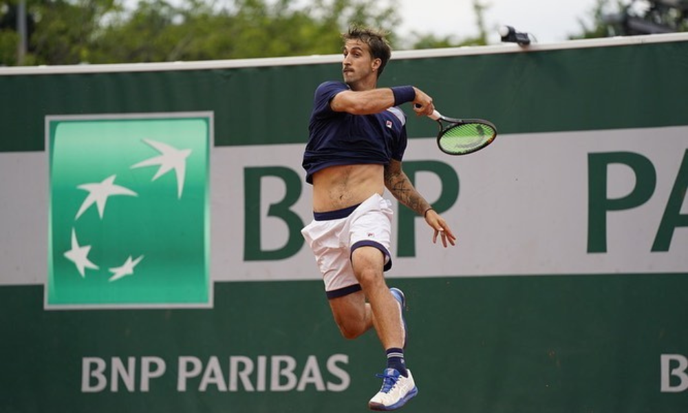 Felipe Meligeni em ação em Roland Garros