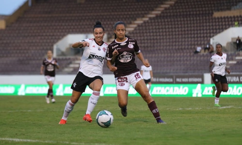 Jogadoras do Flamengo (de branco) e Ferroviária (vermelho grená) disputam bola. Brasileirão Feminino Brasileiro Feminino