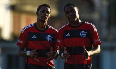 Dois jogadores do Flamengo posam para foto como parte da celebração do gol marcado no Campeonato Brasileiro Sub-20 ou Brasileirão Sub-20
