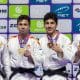Francisco Garrigos, da Espanha, posa com a medalha de ouro ao lado dos companheiros de pódio no Mundial de judô 2023