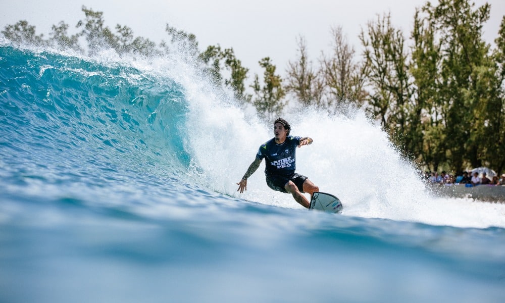 Gabriel Medina pegando onda para a direita no Surf Ranch da WSL
