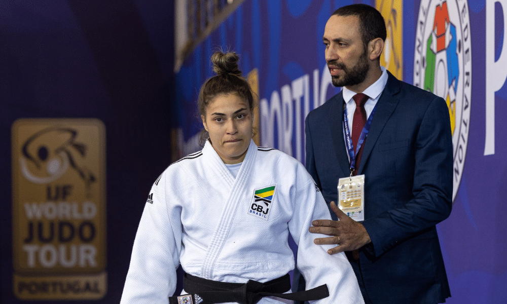 Gabriella Mantena se preparando para lutar no Grand Prix da Áustria de judô. Ela competiu junto a Luana Carvalho e Aléxia Castilhos
