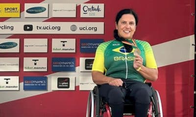 Gilmara do Rosário posa com medalha de bronze na etapa de Ostend da Copa do Mundo de Ciclismo Parallímpico