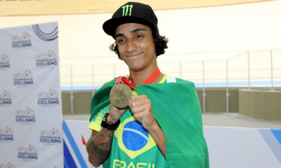 Gustavo Bala Loka com a medalha do Pan-Americano de BMX Freestyle Park