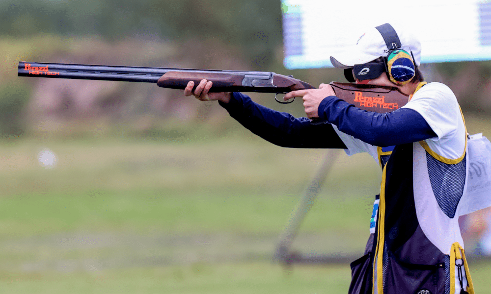Hussein Daruich segura arma de tiro esportivo; ele é um dos convocados para as disputas do tiro ao prato para os Jogos Pan-Americanos Santiago 2023 - Copa do Mundo Júnior Camilla Cosmoski Mundial de tiro esportivo