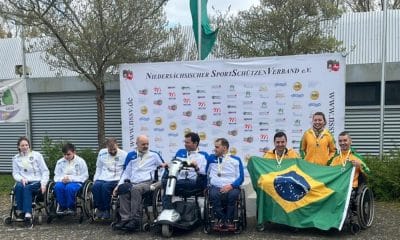 Equipe brasileira composta por Alexandre Galgani, Jéssica Michalack e Bruno Kiefer exibem bandeira do país na Alemanha no Internacional de tiro esportivo paralímpico