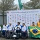 Equipe brasileira composta por Alexandre Galgani, Jéssica Michalack e Bruno Kiefer exibem bandeira do país na Alemanha no Internacional de tiro esportivo paralímpico