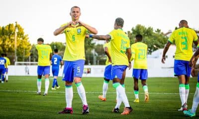 Jogadores do Brasil comemoram gol marcado em amistoso contra Uzbequistão na categoria Sub-20