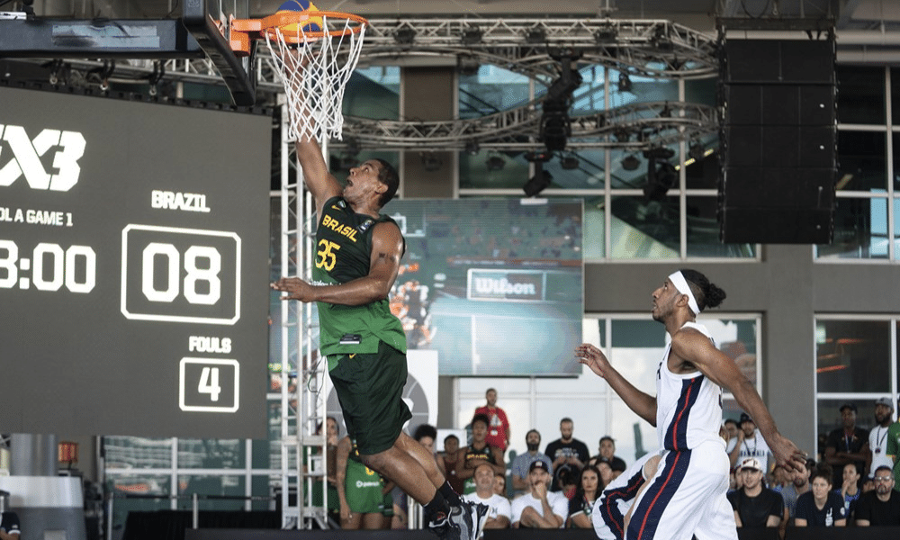 Jonatas Mello faz bandeja durante jogo contra os Estados Unidos no basquete 3x3