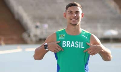 José Eduardo Mendes posa para foto apontando o nome do Brasil no uniforme