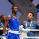 Keno Marley junto ao seu corner, com Mateus Alves, no Mundial de boxe masculino