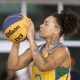 Lays arremessando bola; ela é uma das convocadas do Brasil para a Copa do Mundo de basquete 3x3