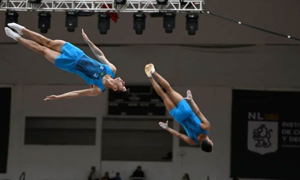 Lucas Tobias e Gabriel Ferreira competindo na final do Pan-Americano de Ginásitca de trampolim