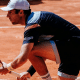 Marcelo Demoliner agachado durante saque no ATP 250 de Genebra. Marcelo Melo
