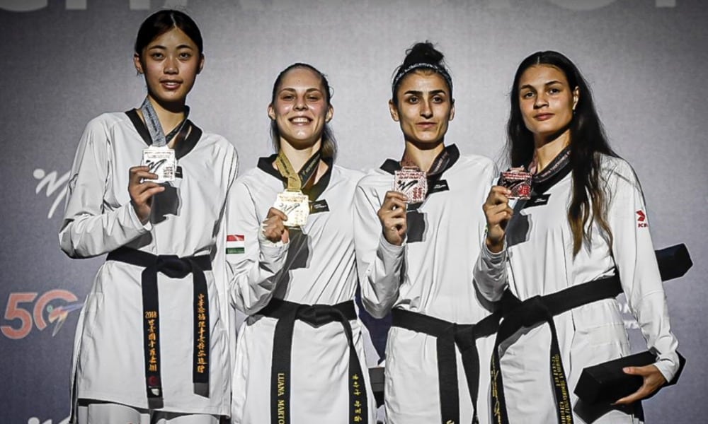 Maria Clara Pacheco, primeira à direita, posa para foto ao lado das medalhistas do Mundial de Taekwondo
