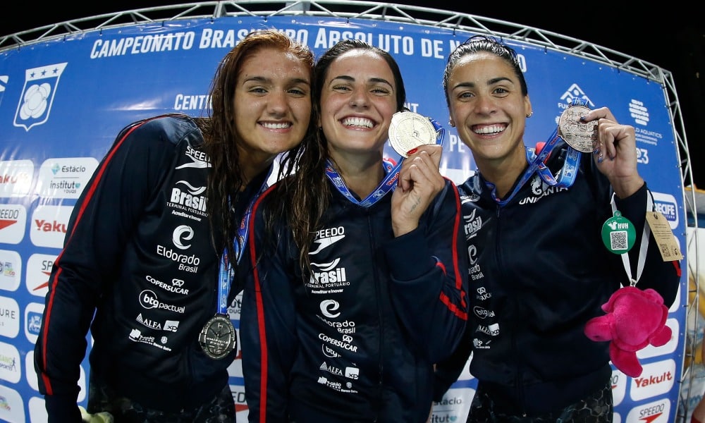 Maria Fernanda Costa, Gabrielle Roncatto e Nathalia Almeida posam para foto com medalhas