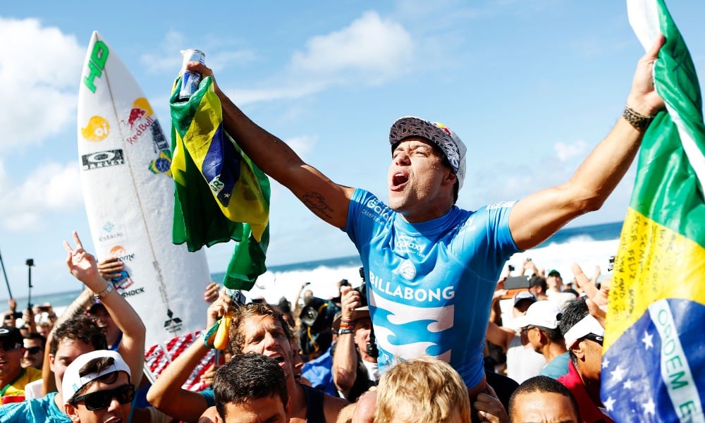 Mineirinho comemorando título da WSL em 2015 (@ WSL / Divulgação) Circuito Brasileiro de Surfe Etapa de Garopaba