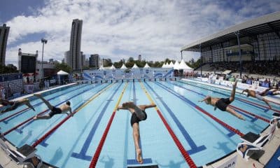 Nadadores saltam da plataforma após largada no Parque Aquático de Centro Esportivo Santos Dumont no Recife natação ao vivo