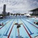 Nadadores saltam da plataforma após largada no Parque Aquático de Centro Esportivo Santos Dumont no Recife natação ao vivo