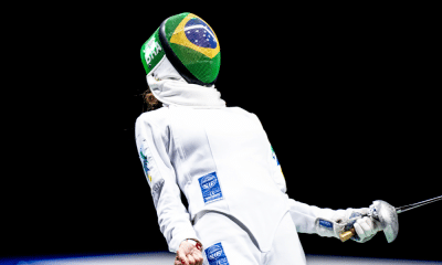 Nathalie Moellhausen vibra após vencer ponto na Copa do Mundo de espada em Fujairah