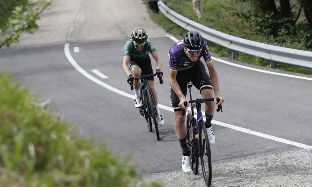 Nicolas Sessler, com o uniforme da Global 6 Cycling, faz fuga com outro ciclista na Volta da Grécia de ciclismo estrada