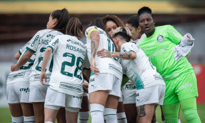 Jogadoras do Palmeiras comemoram vitória contra o Internacional no Brasileirão de futebol feminino