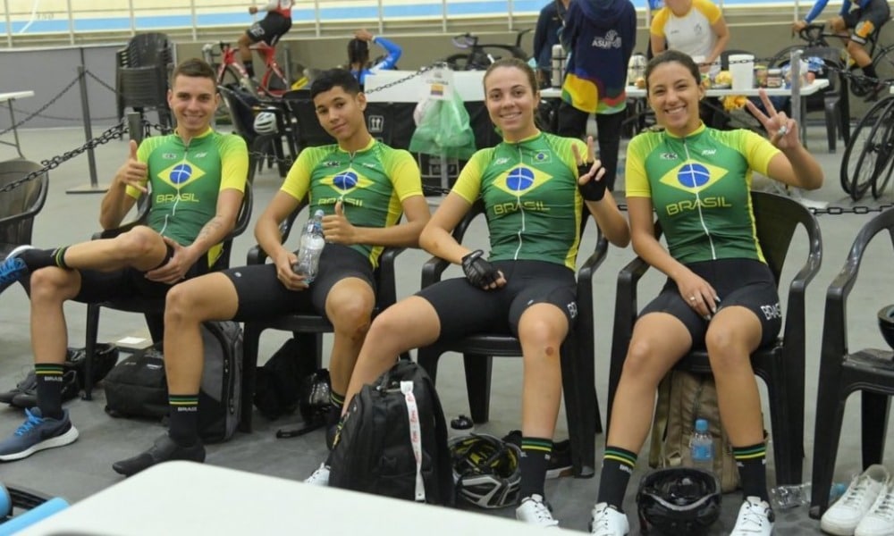 Parte da Seleção Brasileira Júnior posa para foto no Pan-Americano Júnior de Ciclismo de pista