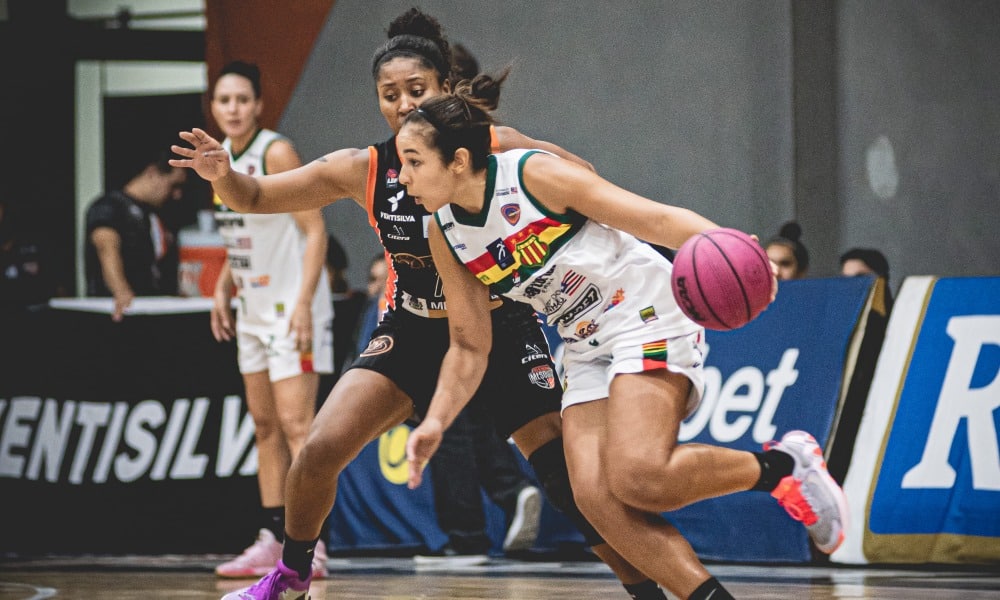 Tainá Paixão, do Sampaio Basquete, faz proteção enquanto conduz a bola no jogo contra o Sodiê Mesquita pela LBF 2023