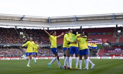 Na imagem, Seleção Feminina se juntando para comemorar um gol.