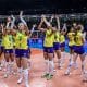 Rosamaria, Gabi e outras jogadoras da seleção brasileira de vôlei feminino cumprimentam o público. Preparação para o Pré-Olímpico Paris-2024