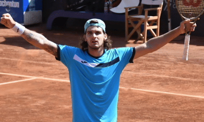 Thiago Wild ergue os braços em comemoração após vitória no quali de Roland Garros. Felipe Meligeni também venceu