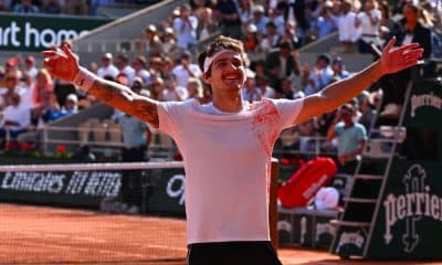 Thiago Wild abre os braços e comemora a vitória sobre Daniil Medvedev na estreia da chave principal de Roland Garros